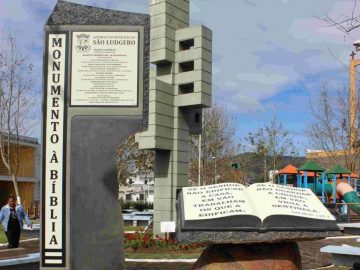Prefeitura de São Ludgero inaugura monumento à Bíblia